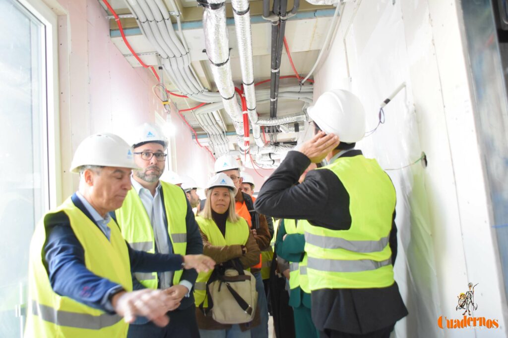 Caballero y Fernández visitan en Tomelloso las obras del primer hotel reubicable de cuatro estrellas de Europa que construye ANRO 44 caballero visita hotel anro fco carretero 34
