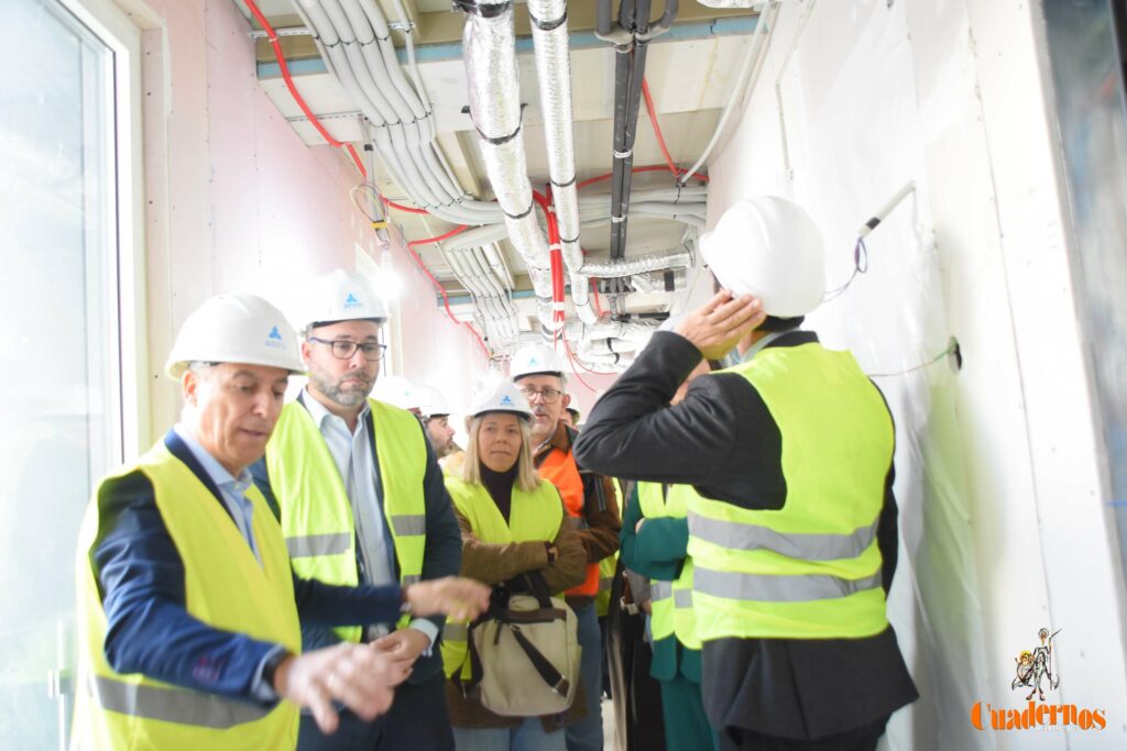Caballero y Fernández visitan en Tomelloso las obras del primer hotel reubicable de cuatro estrellas de Europa que construye ANRO 45 caballero visita hotel anro fco carretero 35
