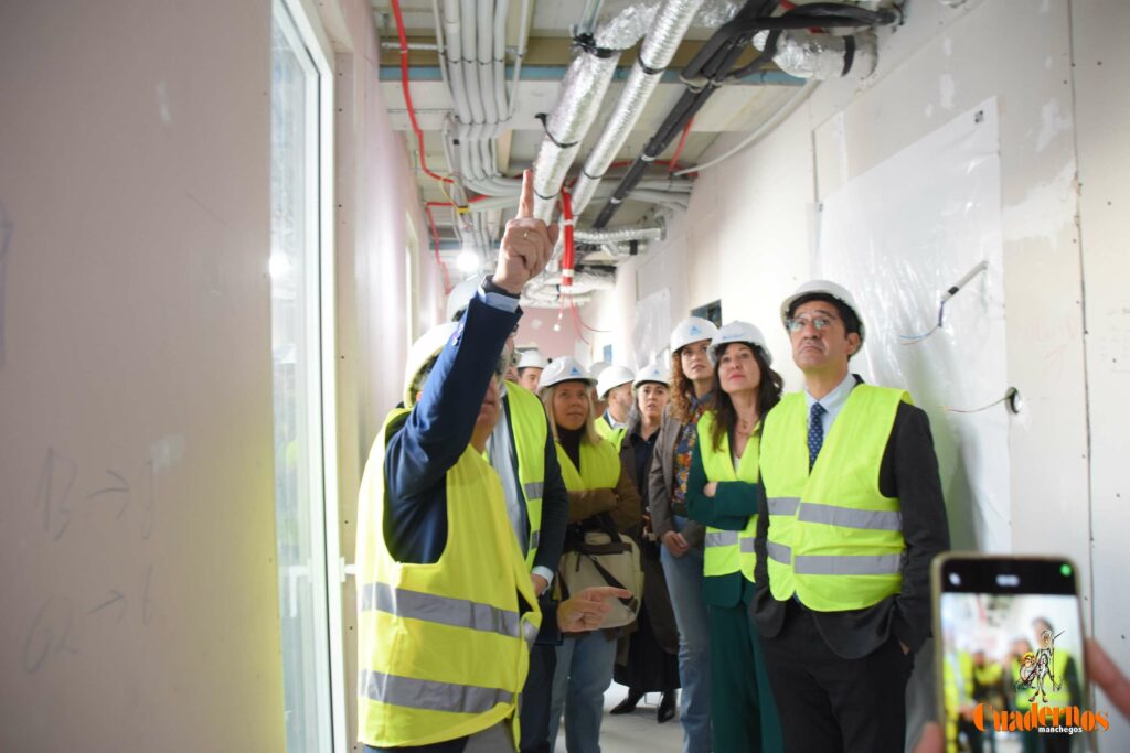 Caballero y Fernández visitan en Tomelloso las obras del primer hotel reubicable de cuatro estrellas de Europa que construye ANRO 46 caballero visita hotel anro fco carretero 36