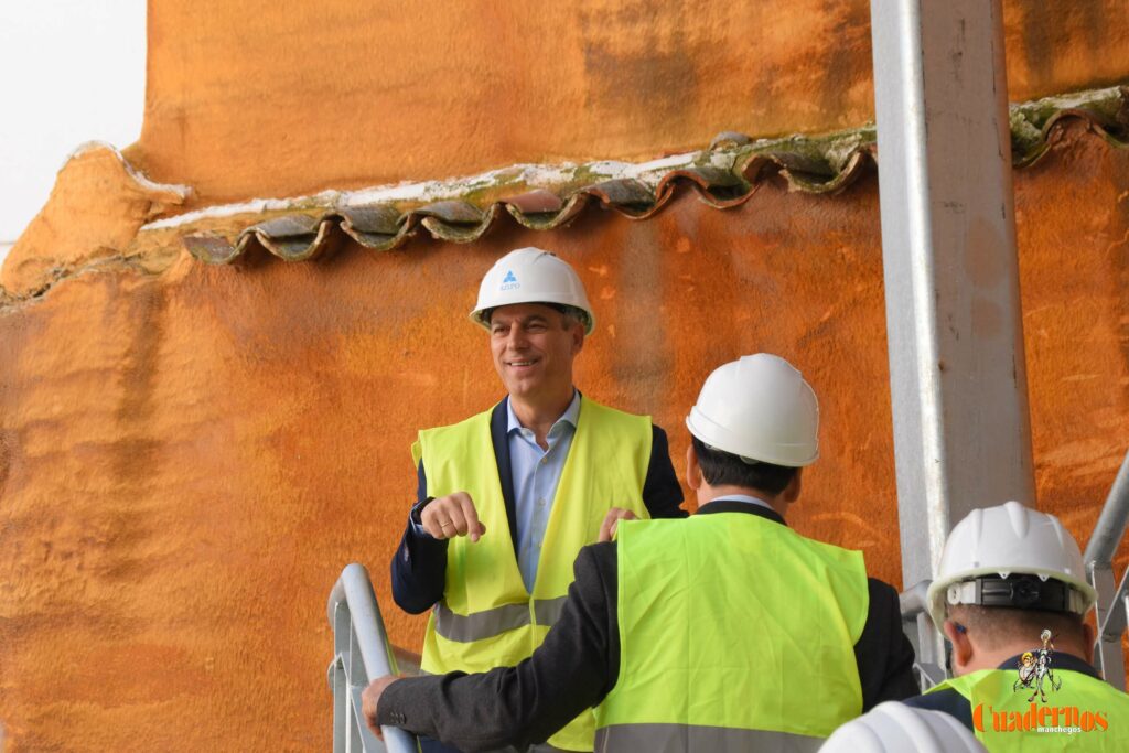 Caballero y Fernández visitan en Tomelloso las obras del primer hotel reubicable de cuatro estrellas de Europa que construye ANRO 47 caballero visita hotel anro fco carretero 39