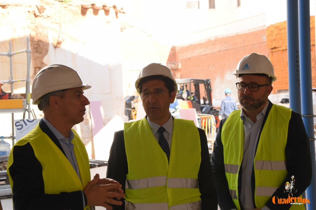 Caballero y Fernández visitan en Tomelloso las obras del primer hotel reubicable de cuatro estrellas de Europa que construye ANRO 48 caballero visita hotel anro fco carretero 40