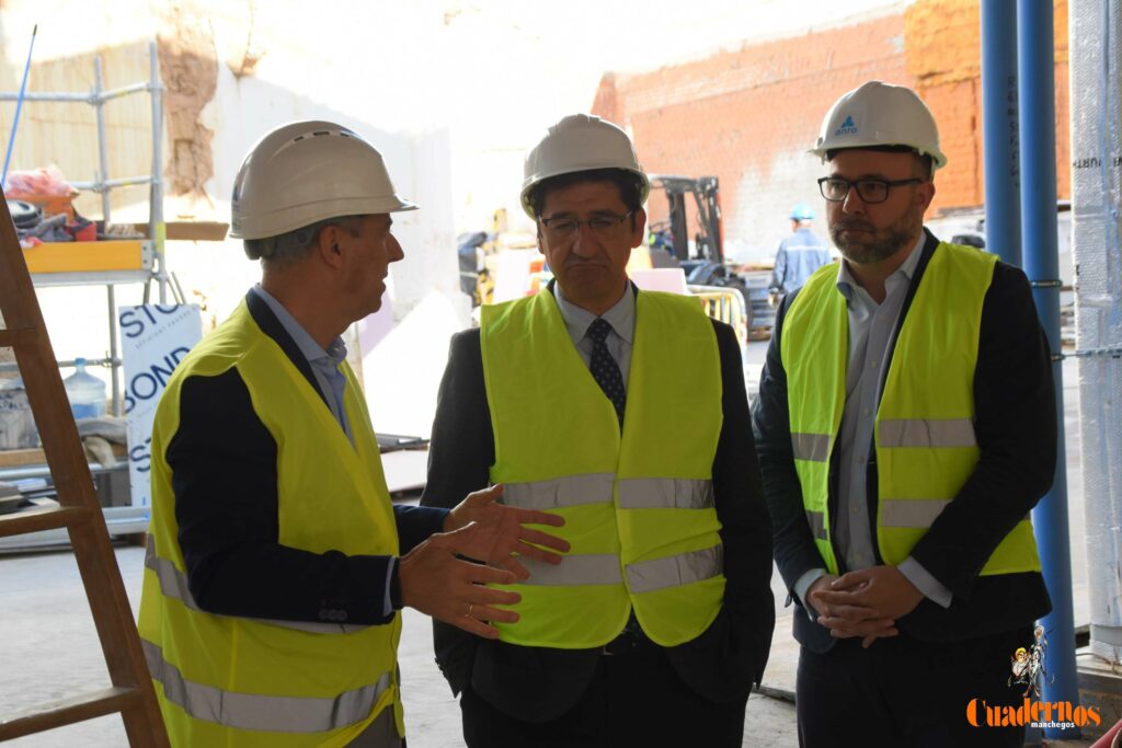 Caballero y Fernández visitan en Tomelloso las obras del primer hotel reubicable de cuatro estrellas de Europa que construye ANRO 49 caballero visita hotel anro fco carretero 41