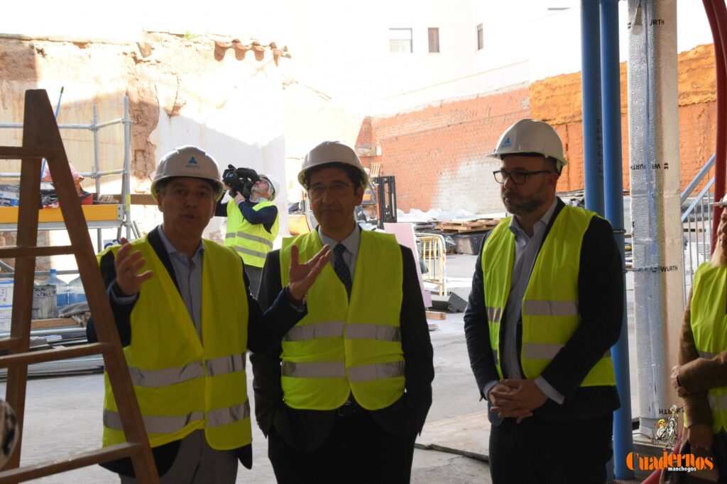 Caballero y Fernández visitan en Tomelloso las obras del primer hotel reubicable de cuatro estrellas de Europa que construye ANRO 50 caballero visita hotel anro fco carretero 42