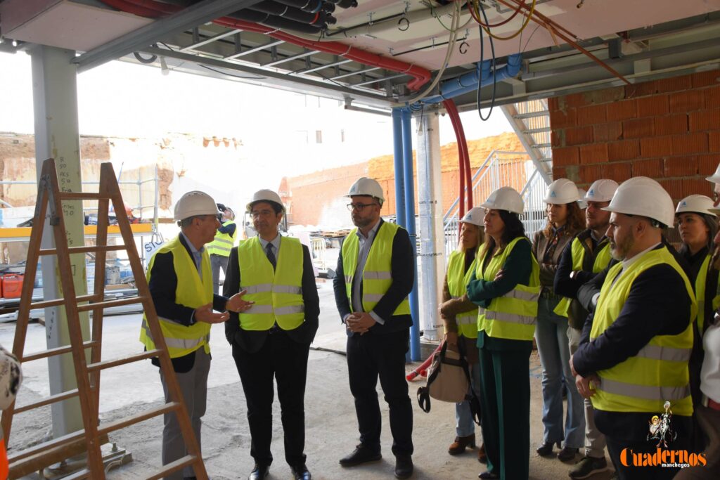Caballero y Fernández visitan en Tomelloso las obras del primer hotel reubicable de cuatro estrellas de Europa que construye ANRO 51 caballero visita hotel anro fco carretero 43