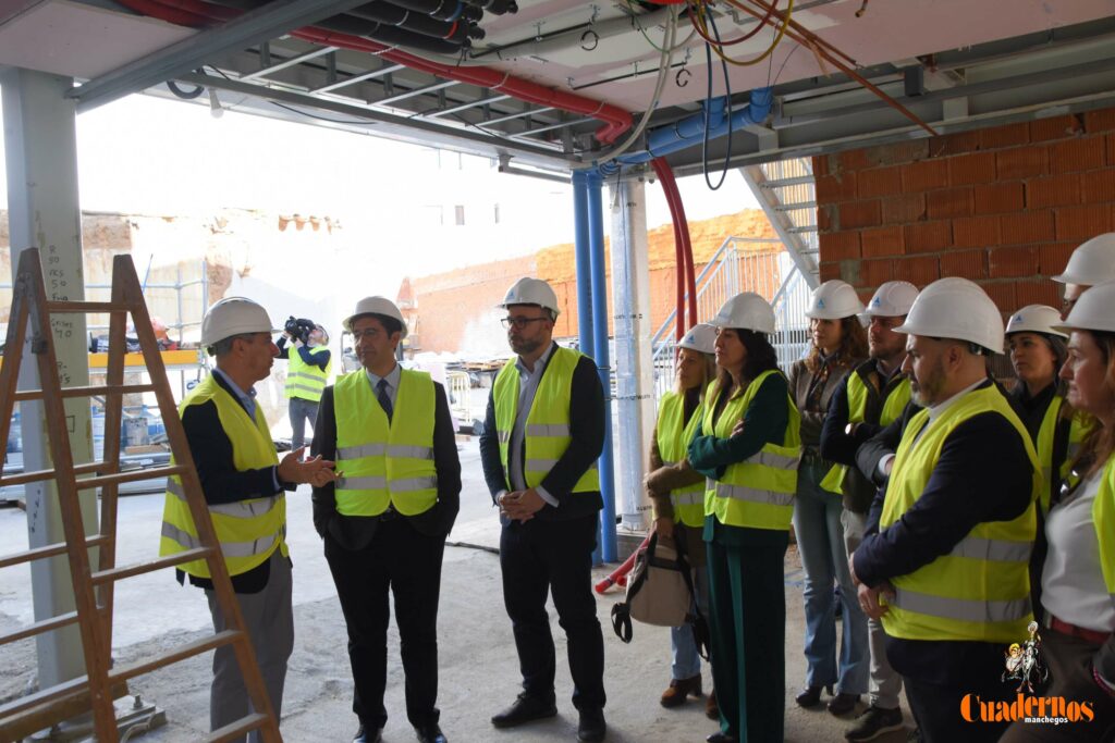 Caballero y Fernández visitan en Tomelloso las obras del primer hotel reubicable de cuatro estrellas de Europa que construye ANRO 52 caballero visita hotel anro fco carretero 44
