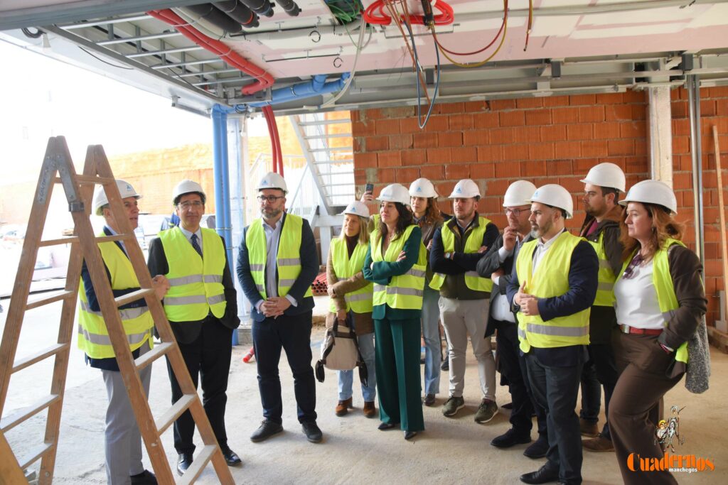 Caballero y Fernández visitan en Tomelloso las obras del primer hotel reubicable de cuatro estrellas de Europa que construye ANRO 53 caballero visita hotel anro fco carretero 45