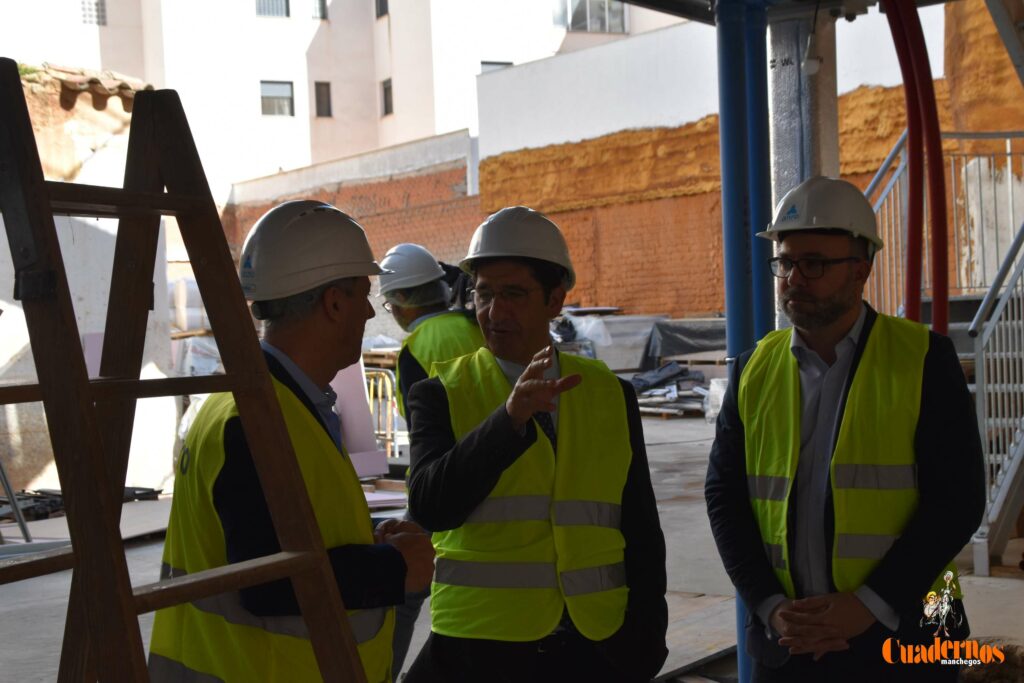 Caballero y Fernández visitan en Tomelloso las obras del primer hotel reubicable de cuatro estrellas de Europa que construye ANRO 54 caballero visita hotel anro fco carretero 46