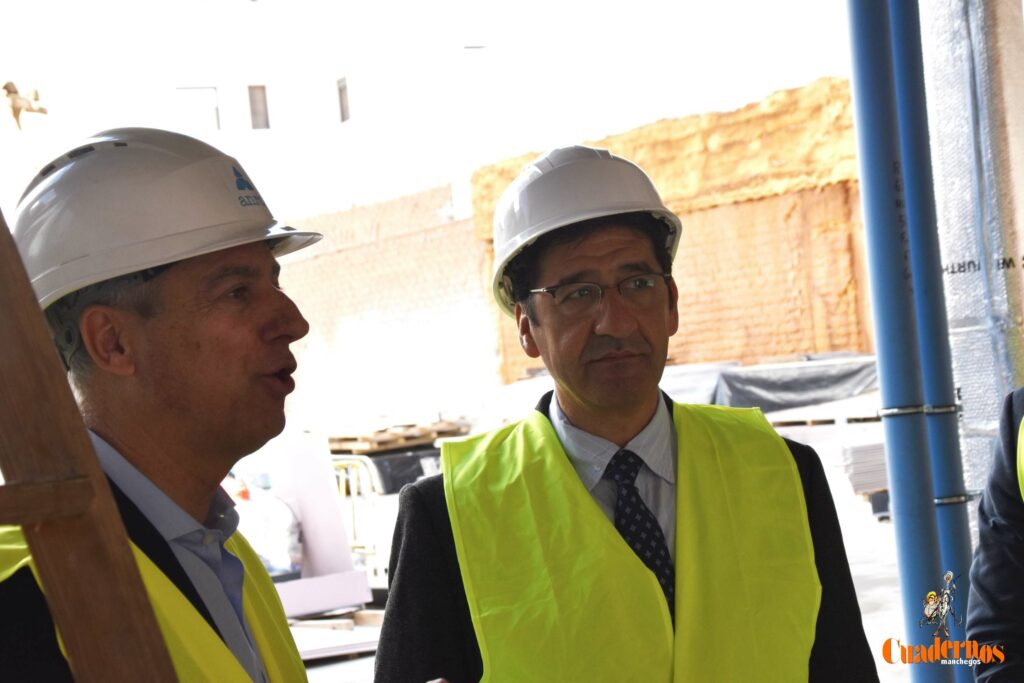 Caballero y Fernández visitan en Tomelloso las obras del primer hotel reubicable de cuatro estrellas de Europa que construye ANRO 56 caballero visita hotel anro fco carretero 48