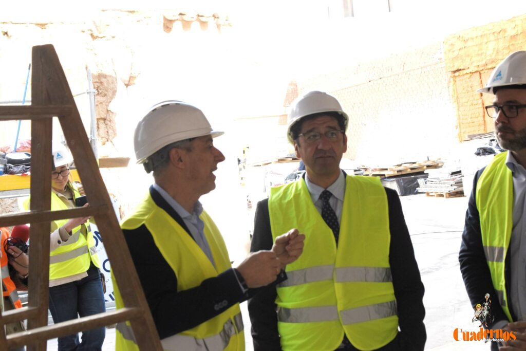 Caballero y Fernández visitan en Tomelloso las obras del primer hotel reubicable de cuatro estrellas de Europa que construye ANRO 57 caballero visita hotel anro fco carretero 49