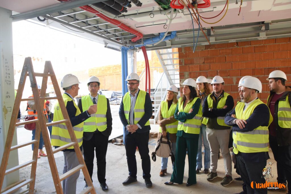 Caballero y Fernández visitan en Tomelloso las obras del primer hotel reubicable de cuatro estrellas de Europa que construye ANRO 58 caballero visita hotel anro fco carretero 50