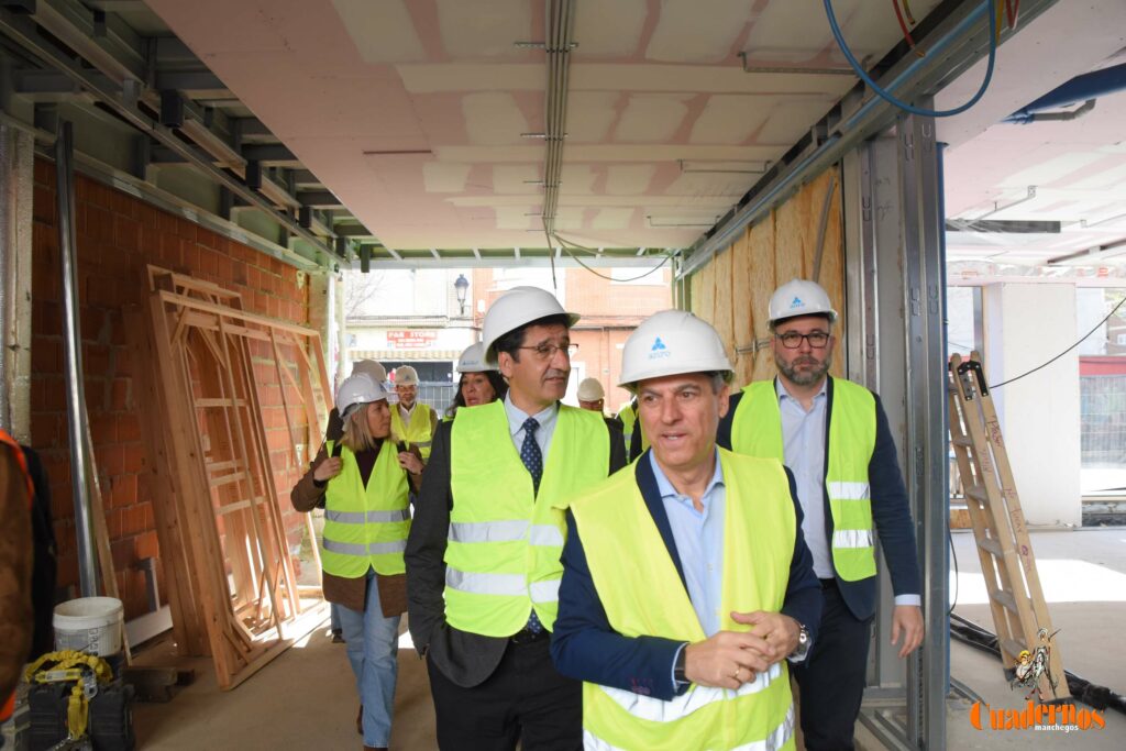 Caballero y Fernández visitan en Tomelloso las obras del primer hotel reubicable de cuatro estrellas de Europa que construye ANRO 59 caballero visita hotel anro fco carretero 51