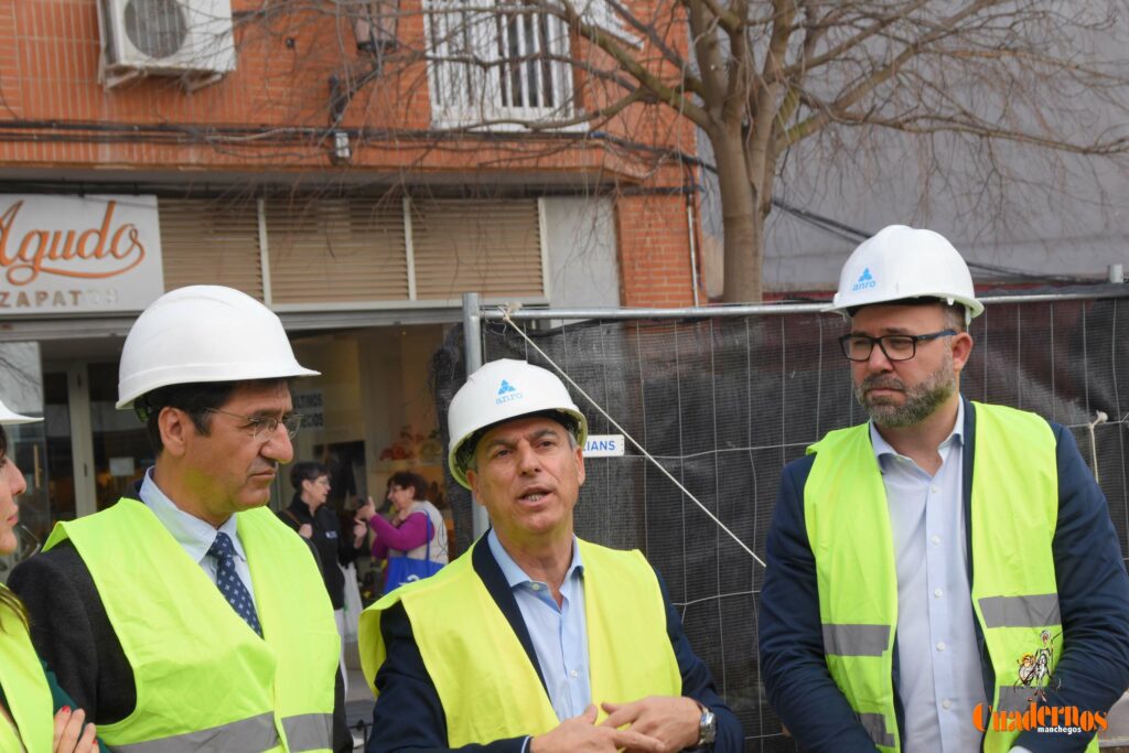 Caballero y Fernández visitan en Tomelloso las obras del primer hotel reubicable de cuatro estrellas de Europa que construye ANRO 60 caballero visita hotel anro fco carretero 52