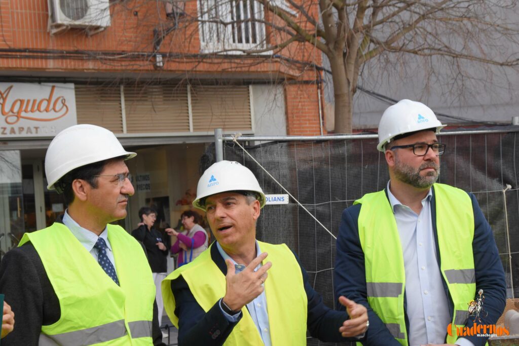 Caballero y Fernández visitan en Tomelloso las obras del primer hotel reubicable de cuatro estrellas de Europa que construye ANRO 61 caballero visita hotel anro fco carretero 53