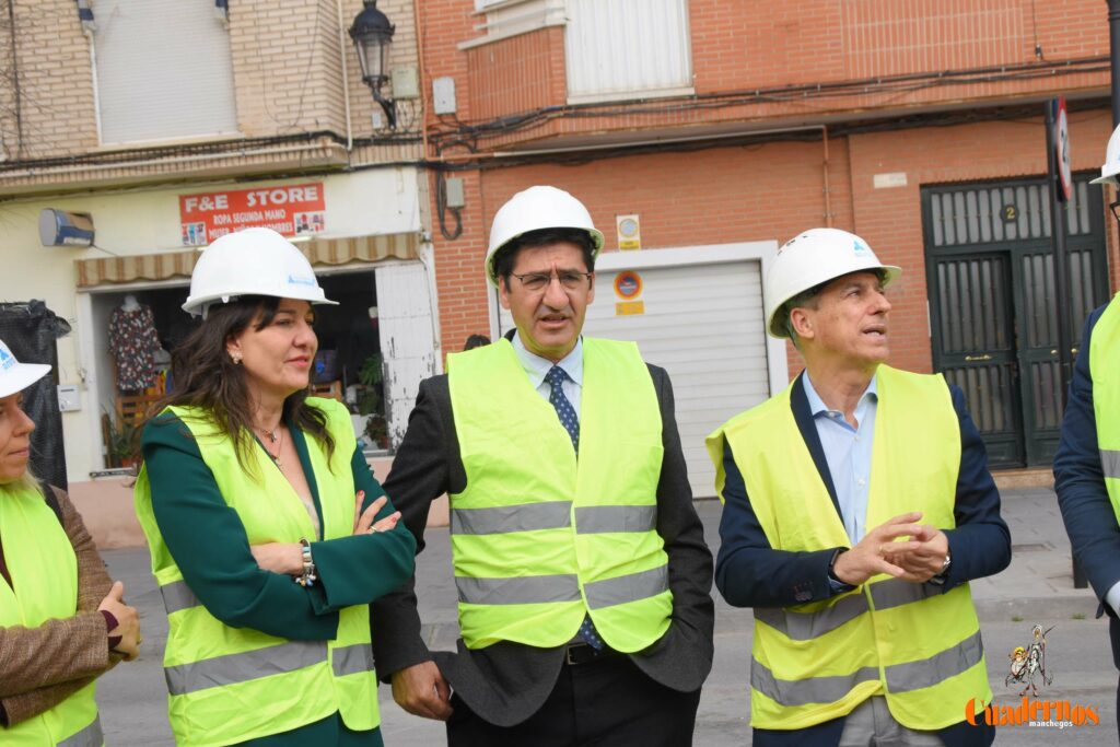Caballero y Fernández visitan en Tomelloso las obras del primer hotel reubicable de cuatro estrellas de Europa que construye ANRO 63 caballero visita hotel anro fco carretero 55