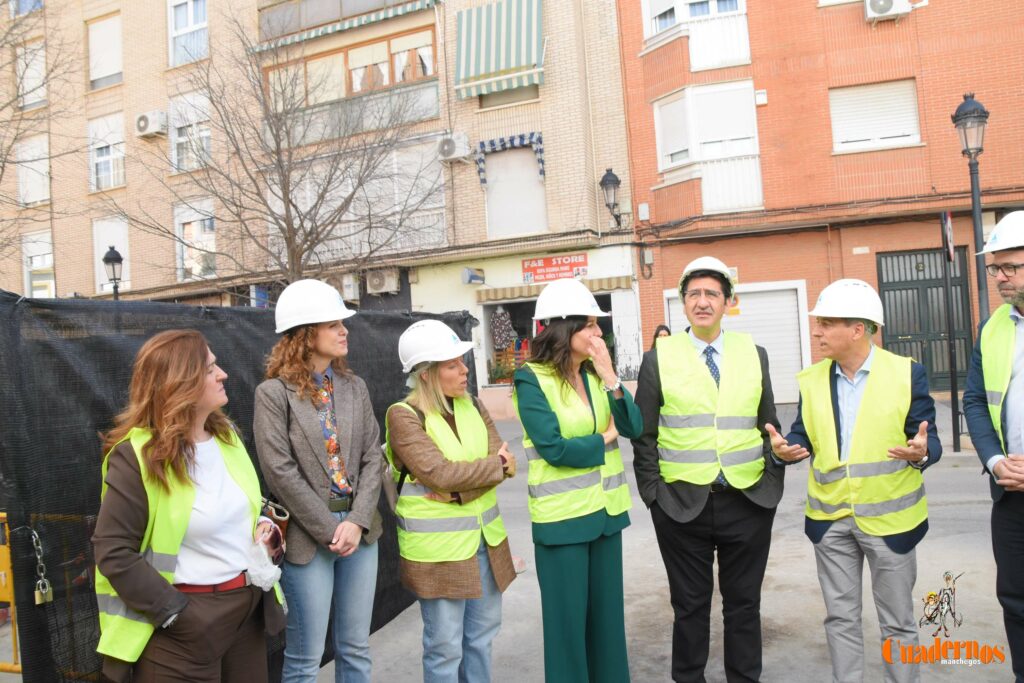 Caballero y Fernández visitan en Tomelloso las obras del primer hotel reubicable de cuatro estrellas de Europa que construye ANRO 64 caballero visita hotel anro fco carretero 56