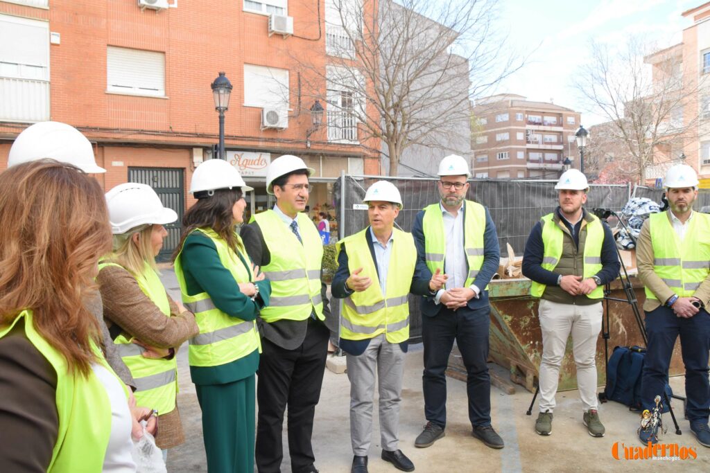 Caballero y Fernández visitan en Tomelloso las obras del primer hotel reubicable de cuatro estrellas de Europa que construye ANRO 65 caballero visita hotel anro fco carretero 57