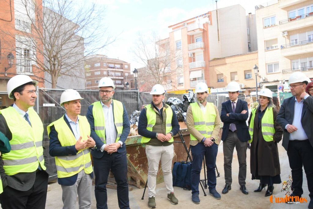 Caballero y Fernández visitan en Tomelloso las obras del primer hotel reubicable de cuatro estrellas de Europa que construye ANRO 67 caballero visita hotel anro fco carretero 59