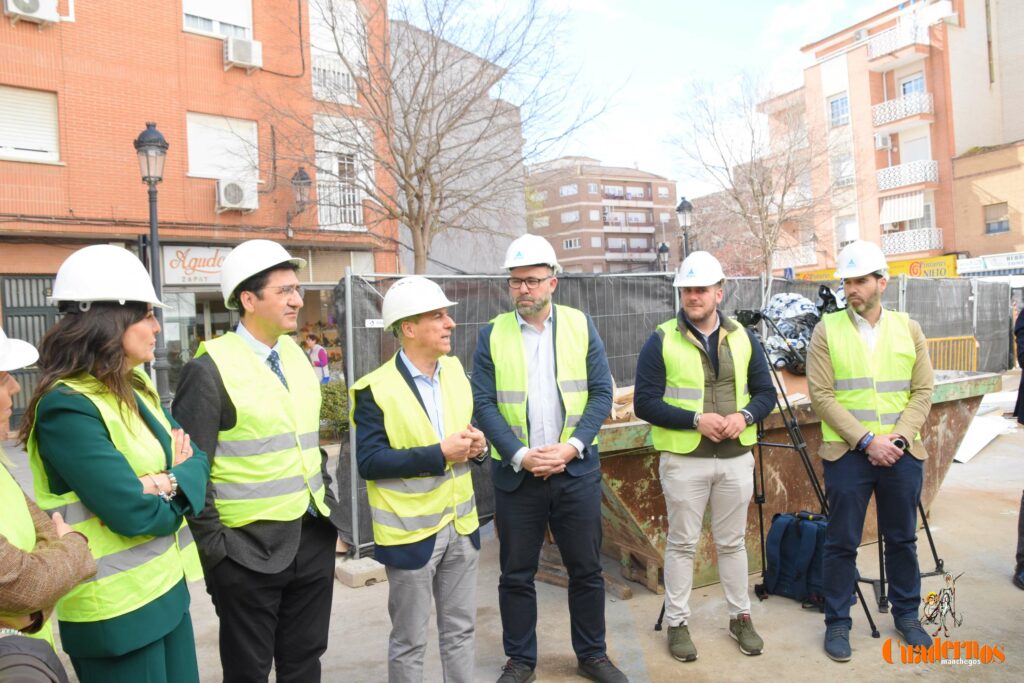 Caballero y Fernández visitan en Tomelloso las obras del primer hotel reubicable de cuatro estrellas de Europa que construye ANRO 1 caballero visita hotel anro fco carretero 60