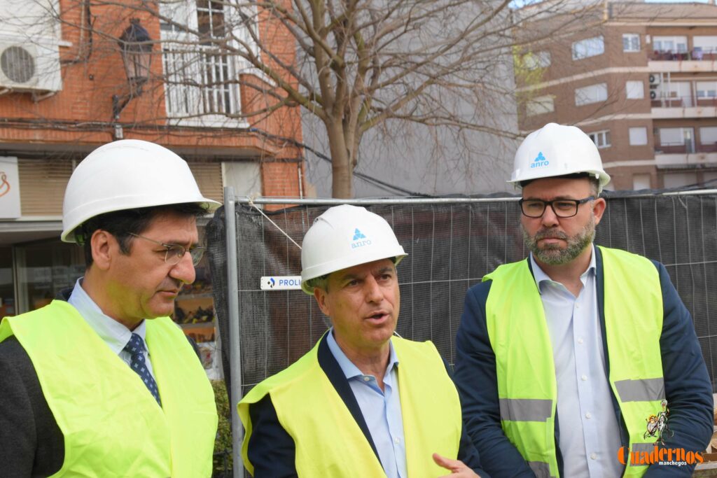 Caballero y Fernández visitan en Tomelloso las obras del primer hotel reubicable de cuatro estrellas de Europa que construye ANRO 2 caballero visita hotel anro fco carretero 61