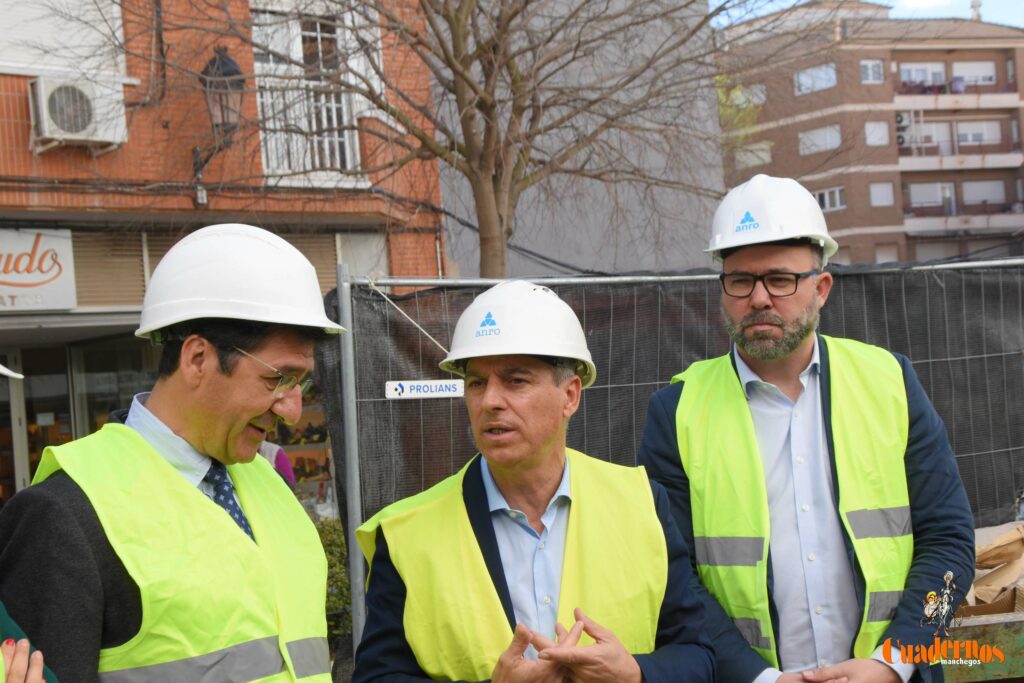 Caballero y Fernández visitan en Tomelloso las obras del primer hotel reubicable de cuatro estrellas de Europa que construye ANRO 3 caballero visita hotel anro fco carretero 62