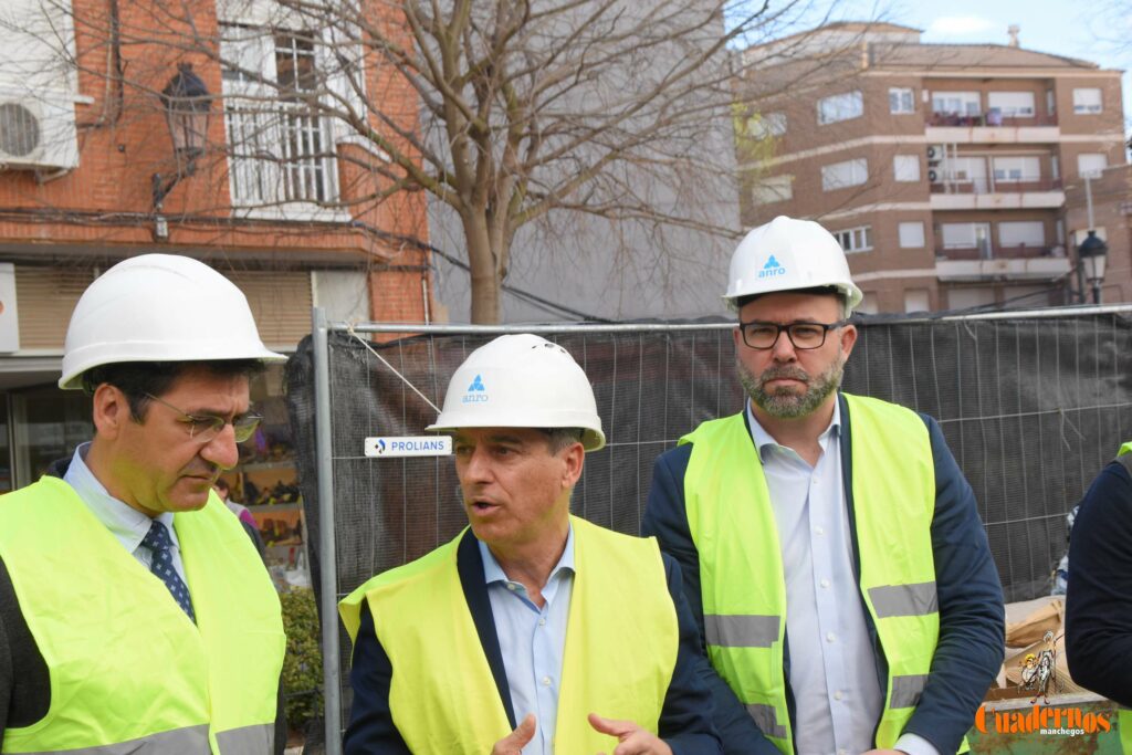 Caballero y Fernández visitan en Tomelloso las obras del primer hotel reubicable de cuatro estrellas de Europa que construye ANRO 4 caballero visita hotel anro fco carretero 63