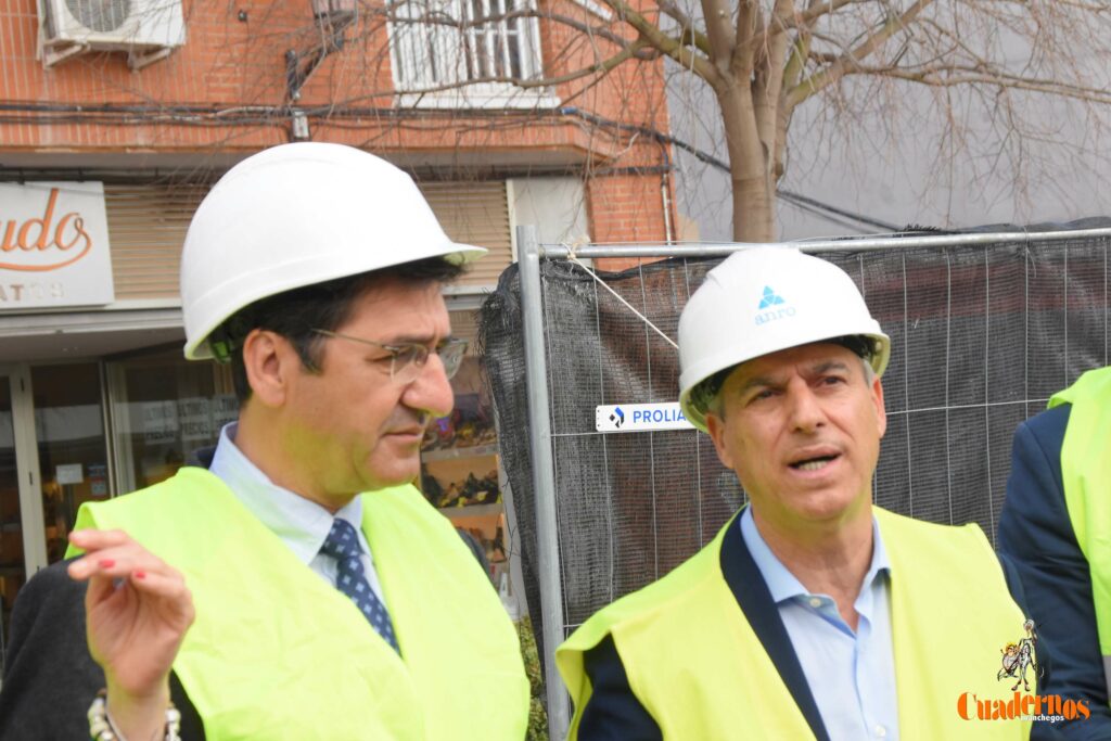 Caballero y Fernández visitan en Tomelloso las obras del primer hotel reubicable de cuatro estrellas de Europa que construye ANRO 5 caballero visita hotel anro fco carretero 64