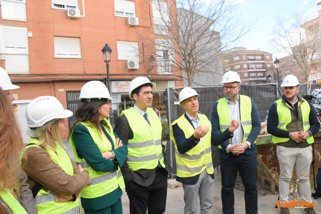 Caballero y Fernández visitan en Tomelloso las obras del primer hotel reubicable de cuatro estrellas de Europa que construye ANRO 6 caballero visita hotel anro fco carretero 67