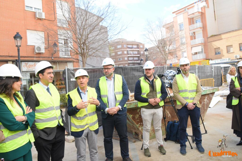 Caballero y Fernández visitan en Tomelloso las obras del primer hotel reubicable de cuatro estrellas de Europa que construye ANRO 7 caballero visita hotel anro fco carretero 68