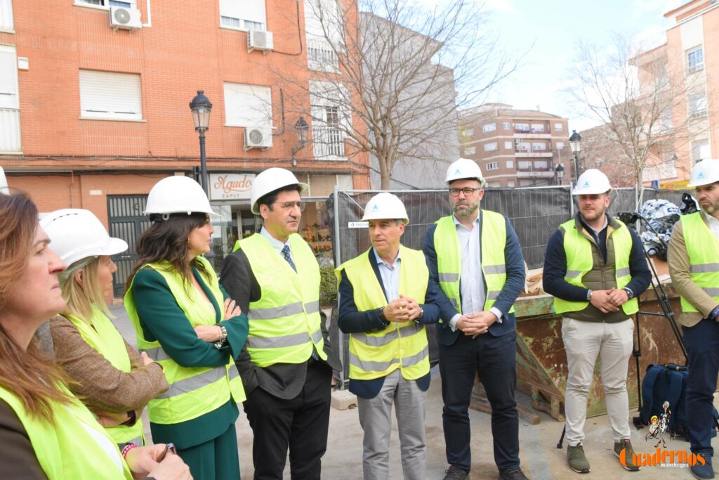 Caballero y Fernández visitan en Tomelloso las obras del primer hotel reubicable de cuatro estrellas de Europa que construye ANRO 8 caballero visita hotel anro fco carretero 69