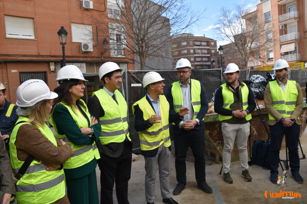 Caballero y Fernández visitan en Tomelloso las obras del primer hotel reubicable de cuatro estrellas de Europa que construye ANRO 9 caballero visita hotel anro fco carretero 70