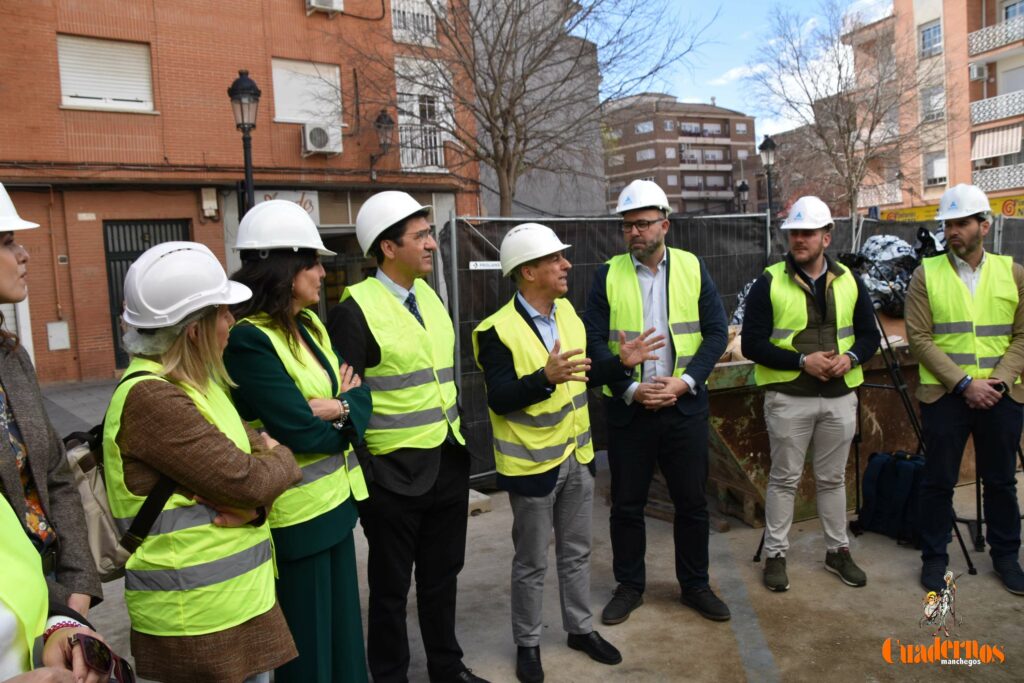 Caballero y Fernández visitan en Tomelloso las obras del primer hotel reubicable de cuatro estrellas de Europa que construye ANRO 10 caballero visita hotel anro fco carretero 71