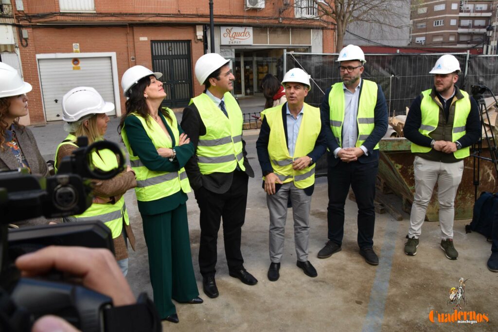 Caballero y Fernández visitan en Tomelloso las obras del primer hotel reubicable de cuatro estrellas de Europa que construye ANRO 11 caballero visita hotel anro fco carretero 72
