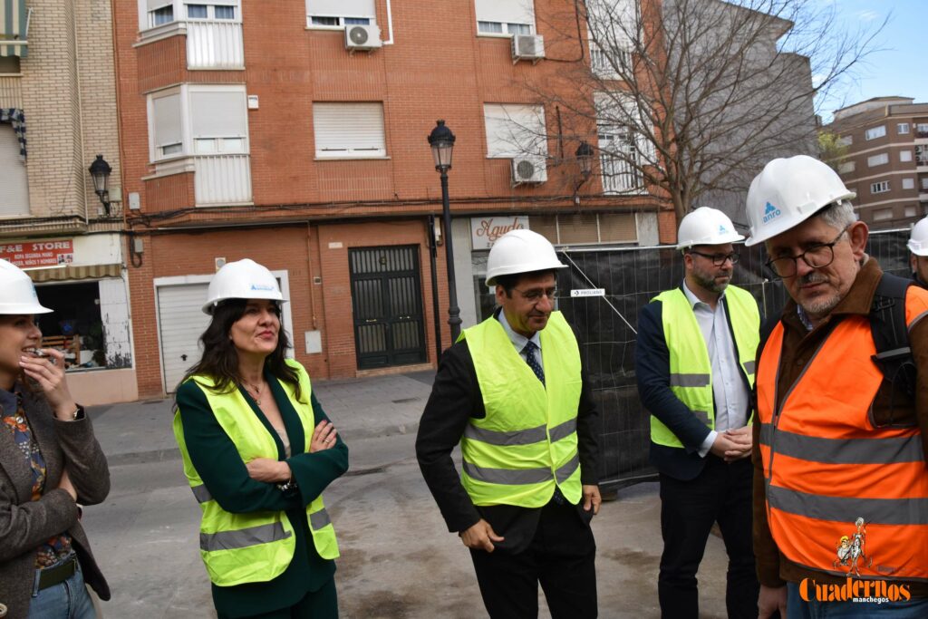 Caballero y Fernández visitan en Tomelloso las obras del primer hotel reubicable de cuatro estrellas de Europa que construye ANRO 12 caballero visita hotel anro fco carretero 73