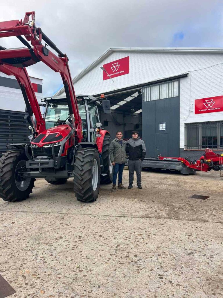 El Club Natación Tomelloso refuerza su proyecto deportivo con la renovación del convenio con Centro Tractor 1 centrotractor escuela natacion tomelloso 2
