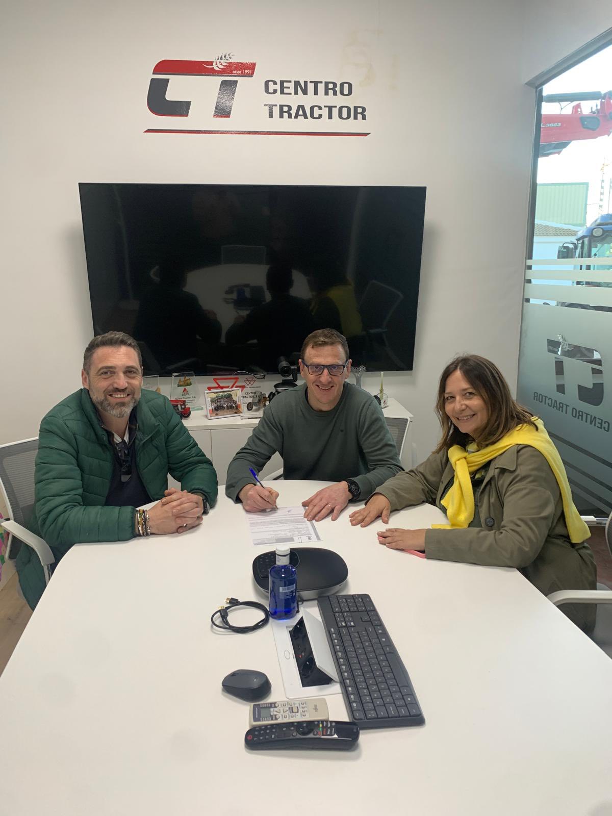 El Club Natación Tomelloso refuerza su proyecto deportivo con la renovación del convenio con Centro Tractor