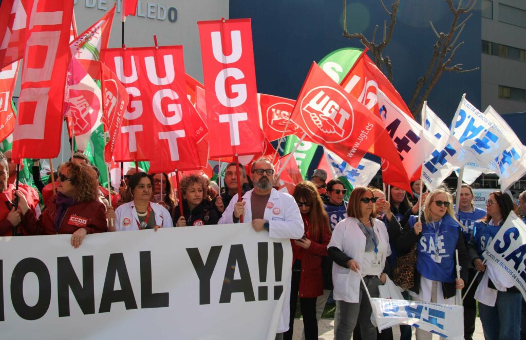 Alrededor de 1.000 personas reclaman en Toledo reactivar la Carrera Profesional y acabar con la discriminación que sufren respecto al resto de regiones 2 concentracion carrera profesional sanitaria 4