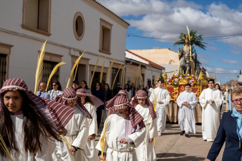 La Borriquilla recorre Argamasilla de Alba en una jornada marcada por la tradición y el fervor popular 13 domingoderamosargamasilla de alba 14