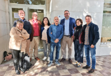 Navarro y Benavente firman ante notario la cesión de zonas comunes del Barrio San Juan al inventario municipal El alcalde y el presidente del Barrio San Juan firman ante notario la cesión de zonas comunes al inventario municipal