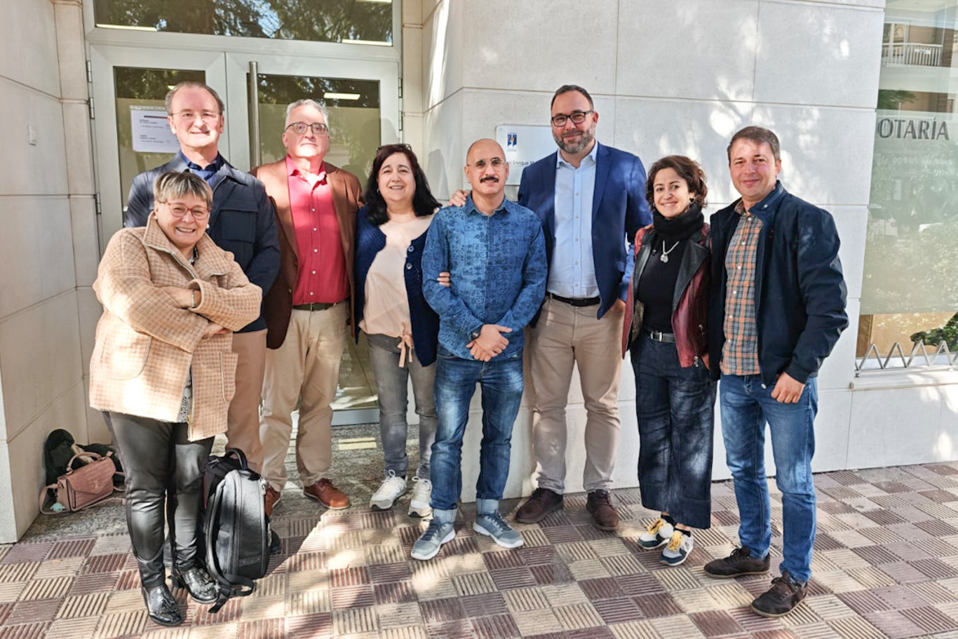 El alcalde y el presidente del Barrio San Juan firman ante notario la cesión de zonas comunes al inventario municipal