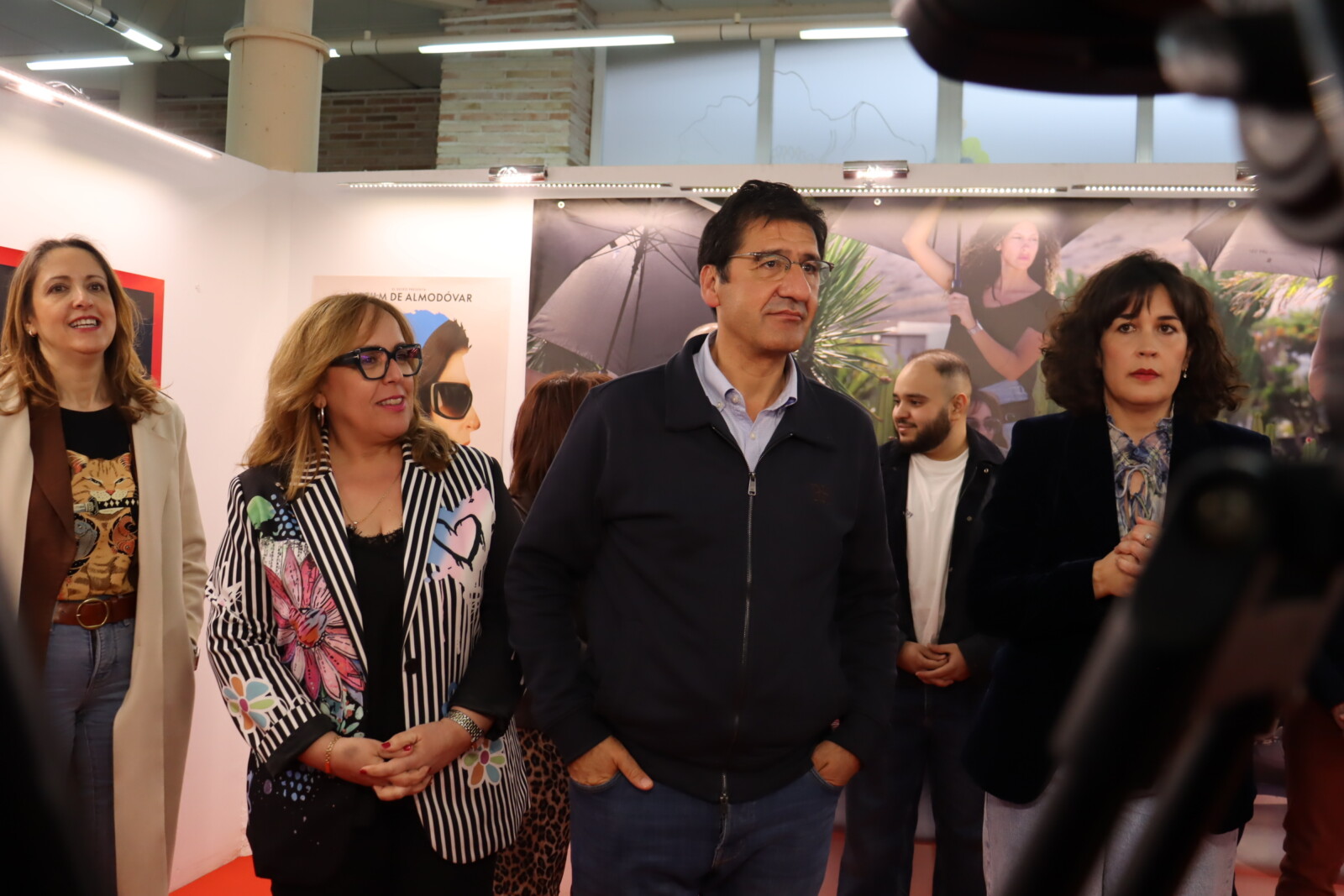 El Gobierno de Castilla-La Mancha abre las puertas de la región a Pedro Almodóvar para volver a rodar en su tierra y seguir proyectándola al mundo 2 el gobierno de castilla la mancha abre las puertas de la region a pedro almodovar para volver a rodar en su tierra y seguir proyectandola al mundo dd0ae019