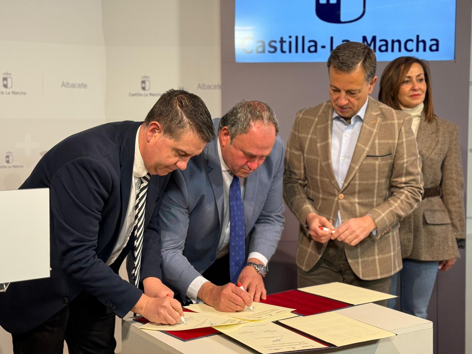 La Junta refuerza su compromiso con la FIQAB como espacio estratégico para la proyección nacional e internacional del Queso Manchego y del sector ganadero 1 El Gobierno regional refuerza su compromiso con la FIQAB como espacio estratégico para la proyección nacional e internacional del Queso Manchego y del sector ganadero