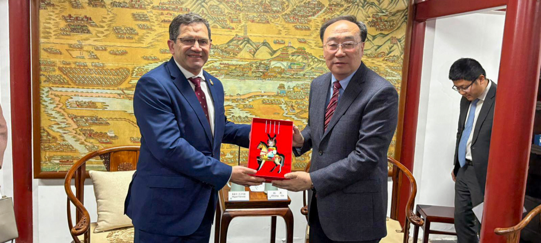 El presidente de la Diputación acompaña a un grupo de alcaldes del Partido Popular de Ciudad Real y otros cargos regionales a una misión institucional y comercial a China