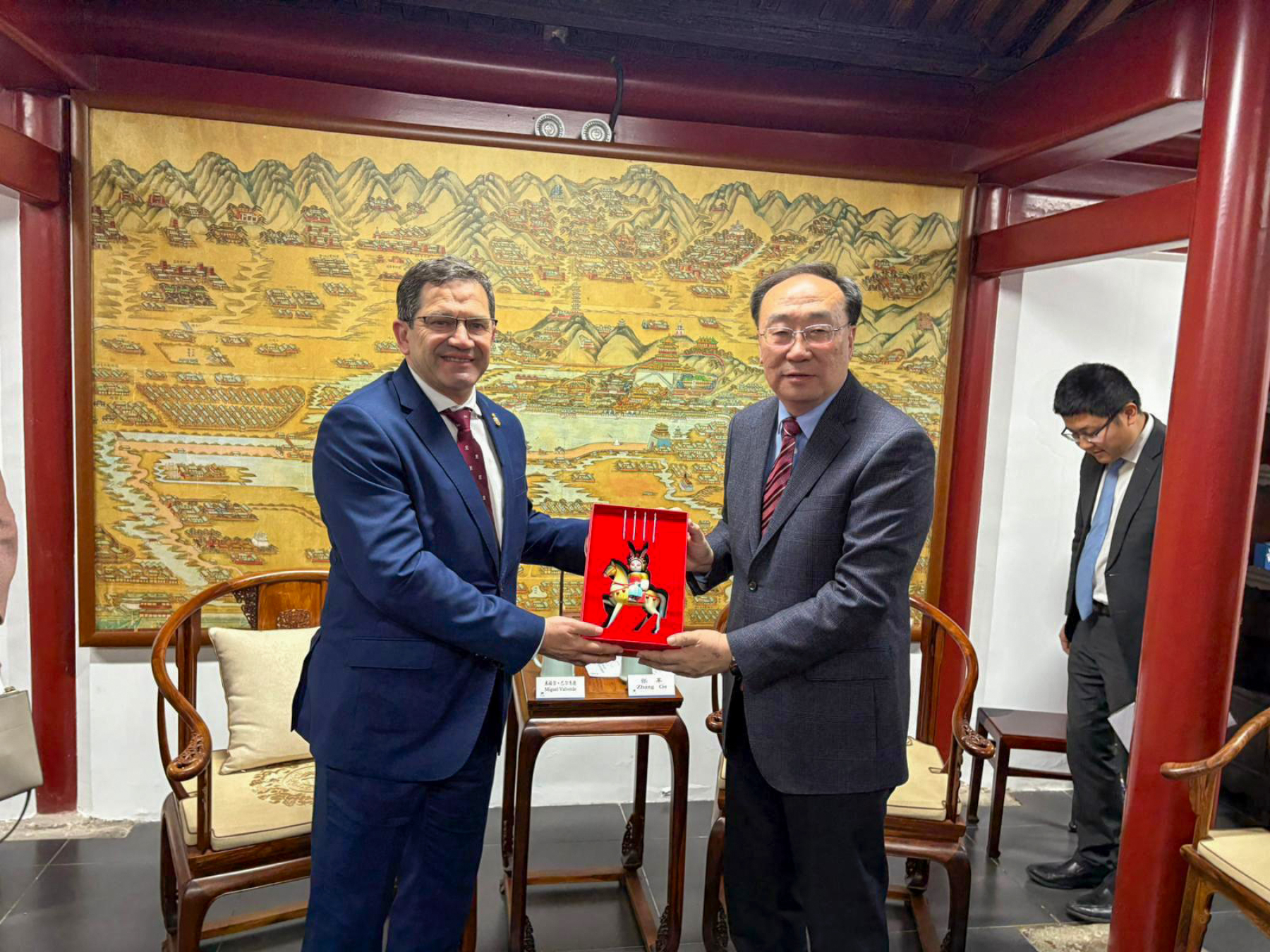 Valverde acompaña a un grupo de alcaldes del Partido Popular de Ciudad Real y otros cargos regionales a una misión institucional y comercial a China 1 El presidente de la Diputación acompaña a un grupo de alcaldes del Partido Popular de Ciudad Real y otros cargos regionales a una misión institucional y comercial a China