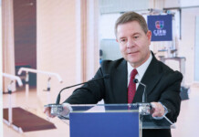 Emiliano García-Page avanza la intención del Gobierno regional de que este año quede regulada “por ley la carrera profesional” Emiliano García-Page avanza la intención del Gobierno regional de que este año quede regulada “por ley la carrera profesional”