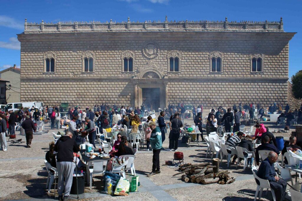 La Fiesta de las Legumbres en Cogolludo volvió a llenar la Plaza Mayor de sabor local 2 fiestaslegumbrescogolludo 3