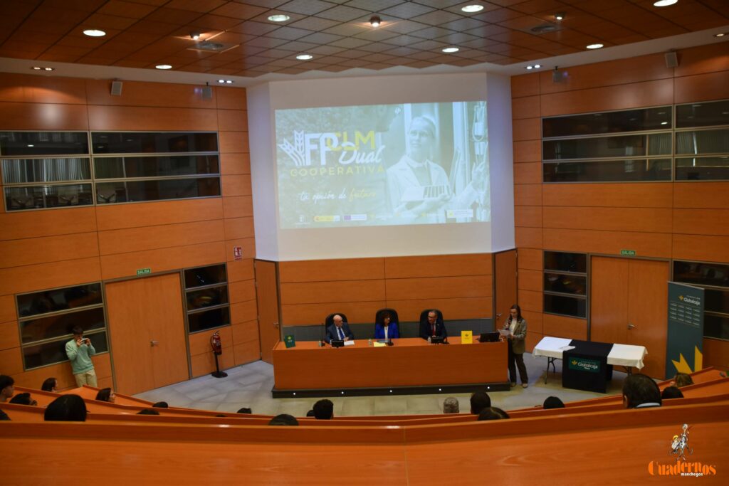 Tomelloso despide la V FP Dual Cooperativa con un mensaje claro: el futuro del campo pasa por jóvenes cualificados 5 fp dual globalcaja tomelloso 5