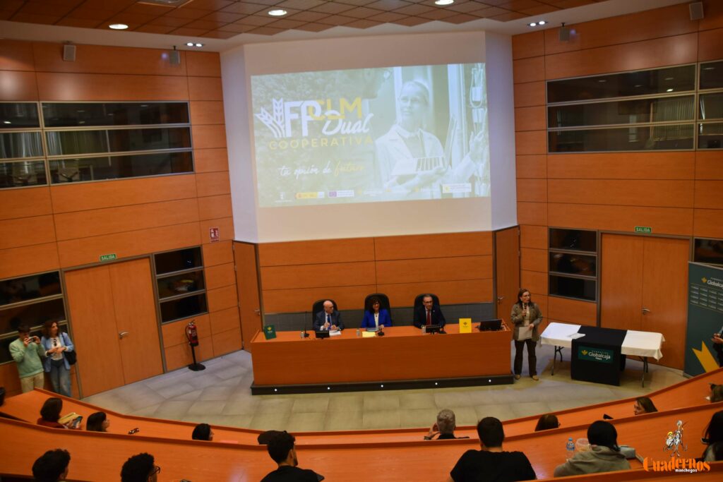 Tomelloso despide la V FP Dual Cooperativa con un mensaje claro: el futuro del campo pasa por jóvenes cualificados 2 fp dual globalcaja tomelloso 8