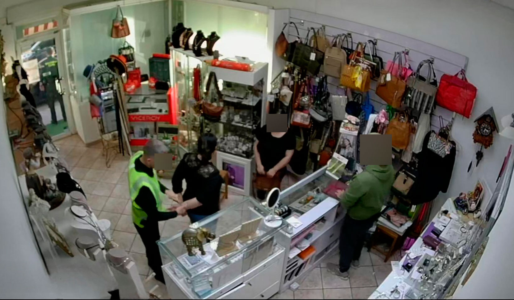 La Guardia Civil de Albacete detiene a dos mujeres que intentaban sustraer una pieza de oro de una joyería de Fuente Álamo