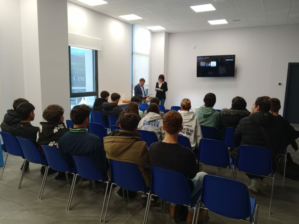 El IES Airén acerca a su alumnado al valor de la empresa familiar con una visita a TECNOVE 2 iesairen visita tecnove 5