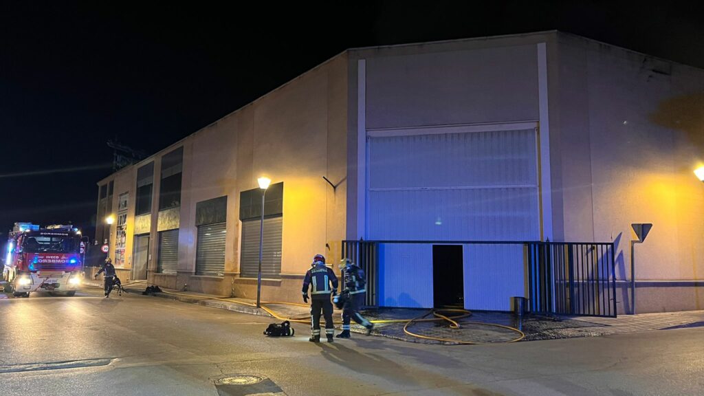 Un incendio en Tomelloso obliga a desplegar un amplio operativo 3 incendio guarnicioneros tomelloso